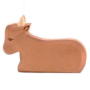 Handcrafted wooden Ostheimer ox figure in a lying pose, ideal for Nativity displays and storytelling.
