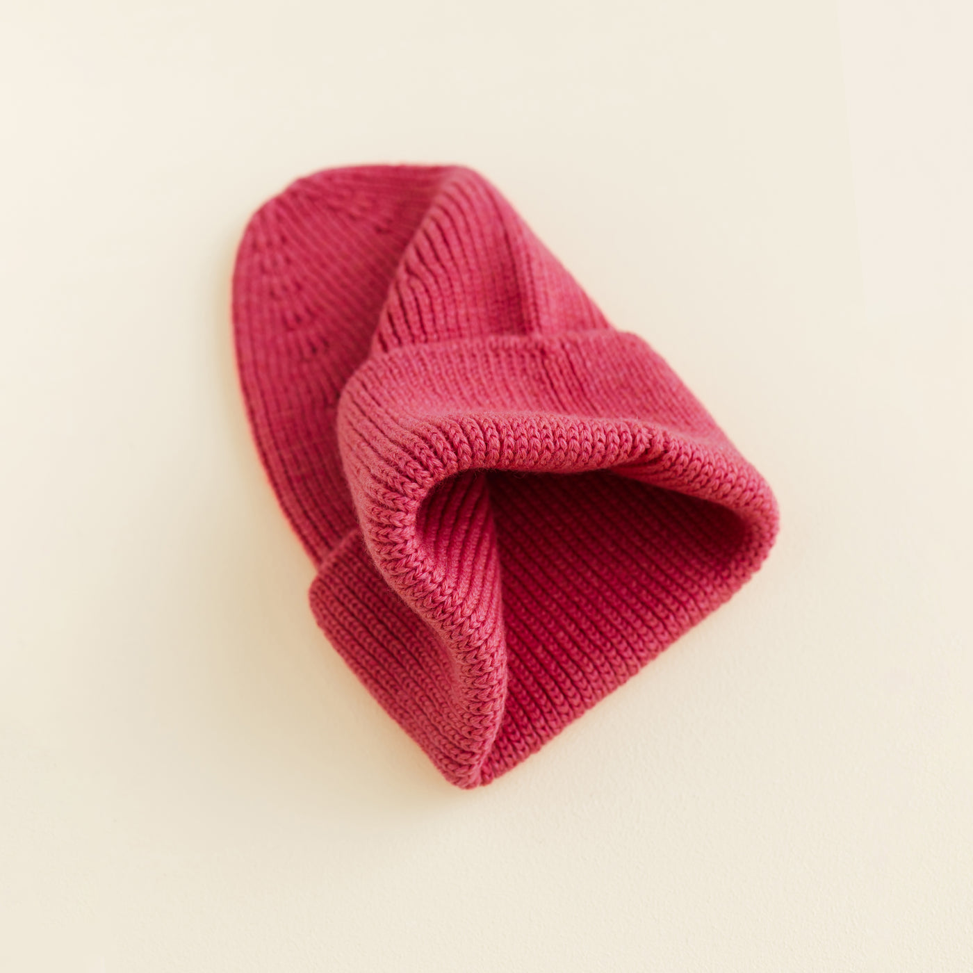 Hvid rib beanie in bubblegum pink, soft merino wool baby and toddler hat made in Belgium, breathable and gentle for sensitive skin.