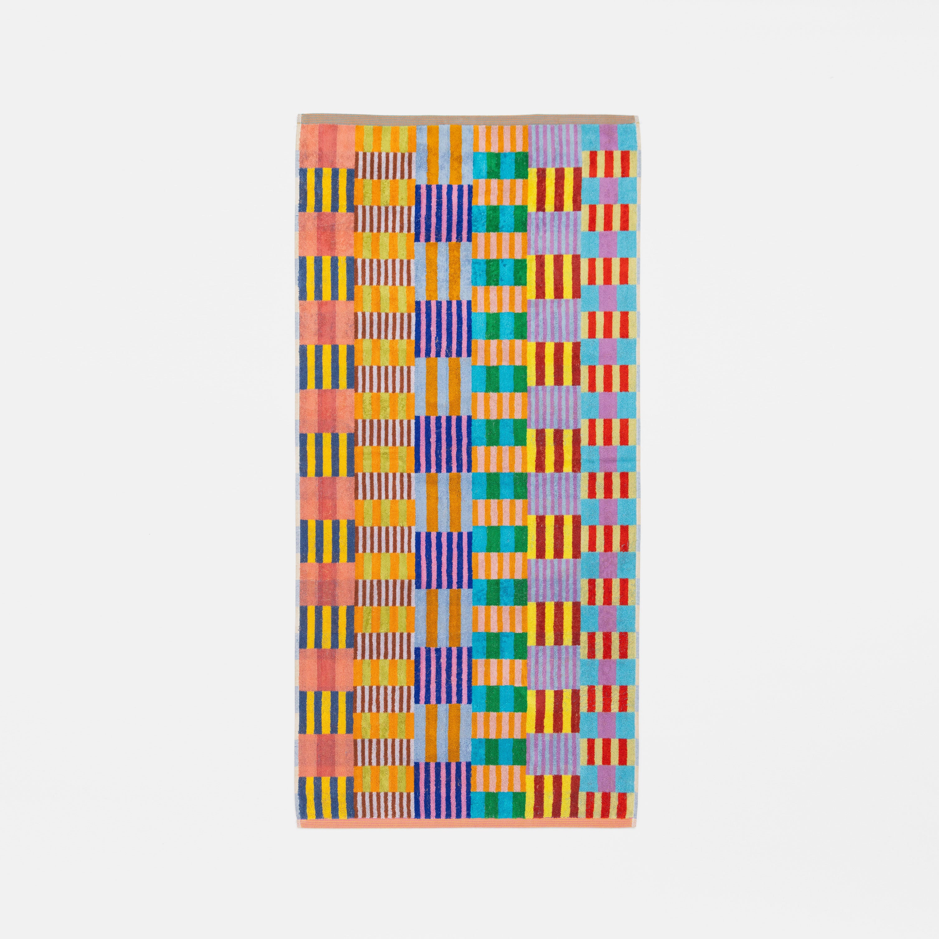 Eco-friendly bath towel 48 tulip in a vibrant, multicolored pattern made from surplus dyed cotton yarns. Soft, durable, and sustainably crafted by Foekje Fleur in Portugal, featuring a hanging label and generous 60 x 120 cm size