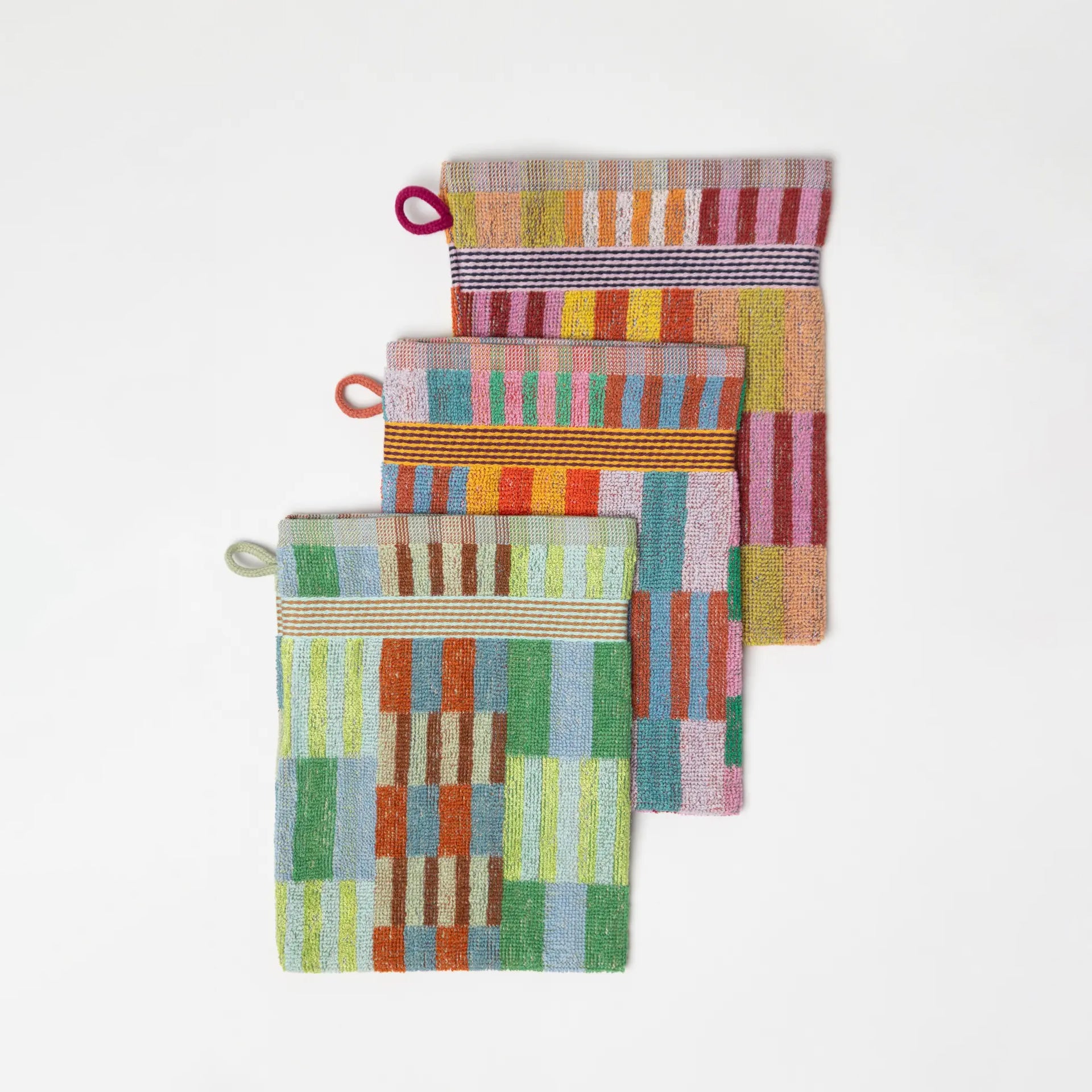 foekje fleur wash glove trio #80 tulip quilt set of three cotton wash cloths made from leftover dyed yarns sustainable bathroom textile 15 x 21 cm made in portugal