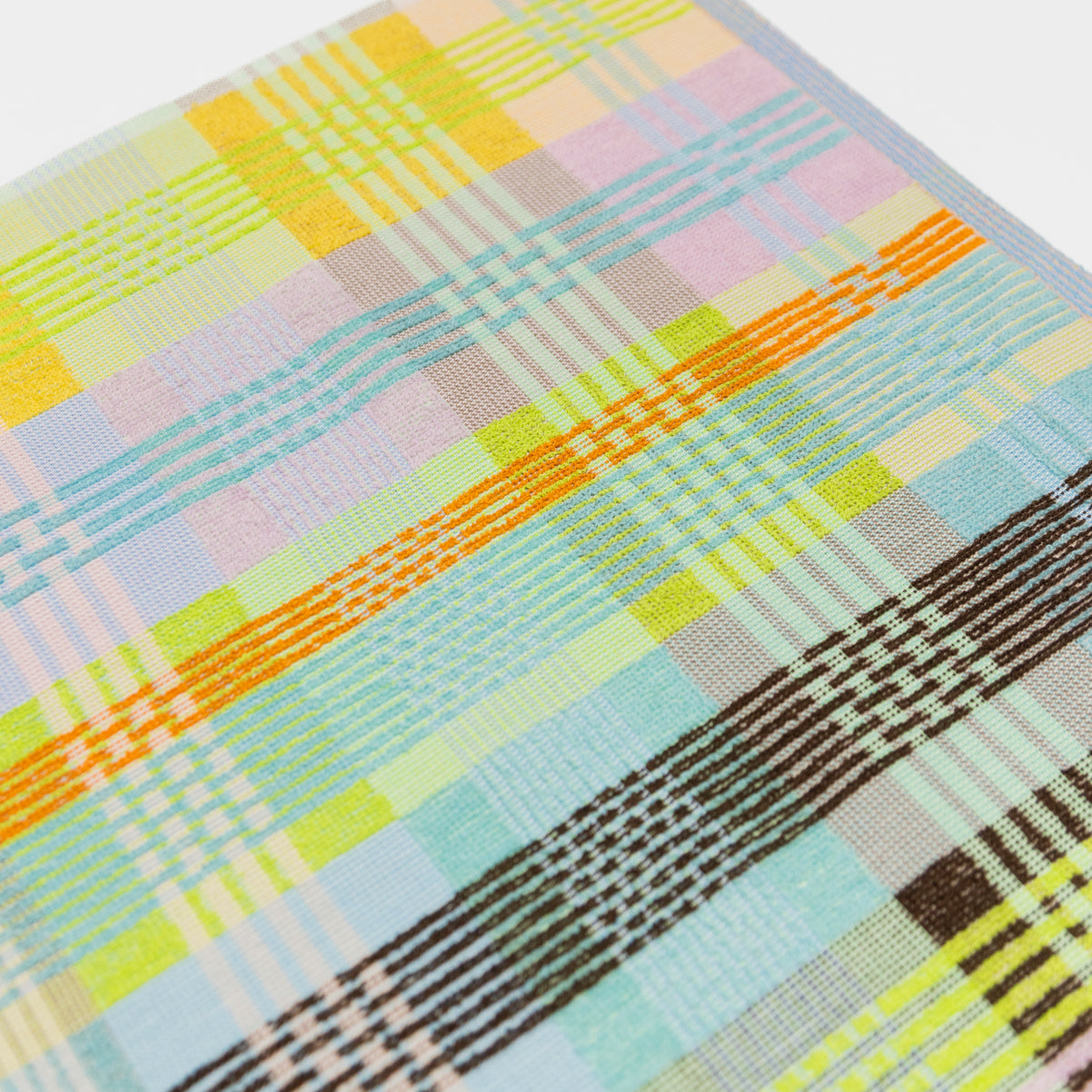 Sustainable kitchen towel in a bold wild weave pattern, 52 wildweave made from deadstock cotton yarns. Features a 50/50 terry and flat weave design, 50 x 50 cm size, and hanging label. Crafted in Portugal by Foekje Fleur.