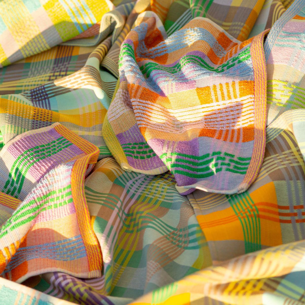 Sustainable kitchen towel in a bold wild weave pattern, 52 wildweave made from deadstock cotton yarns. Features a 50/50 terry and flat weave design, 50 x 50 cm size, and hanging label. Crafted in Portugal by Foekje Fleur.