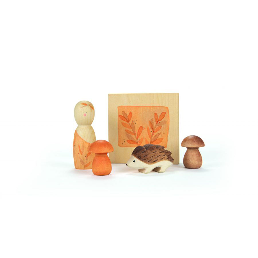 Grapat Hello Autumn! Limited Edition set with 5 autumn-inspired wooden pieces, including mushroom mandalas, a Nin, a press with papers, and a miniature hedgehog.