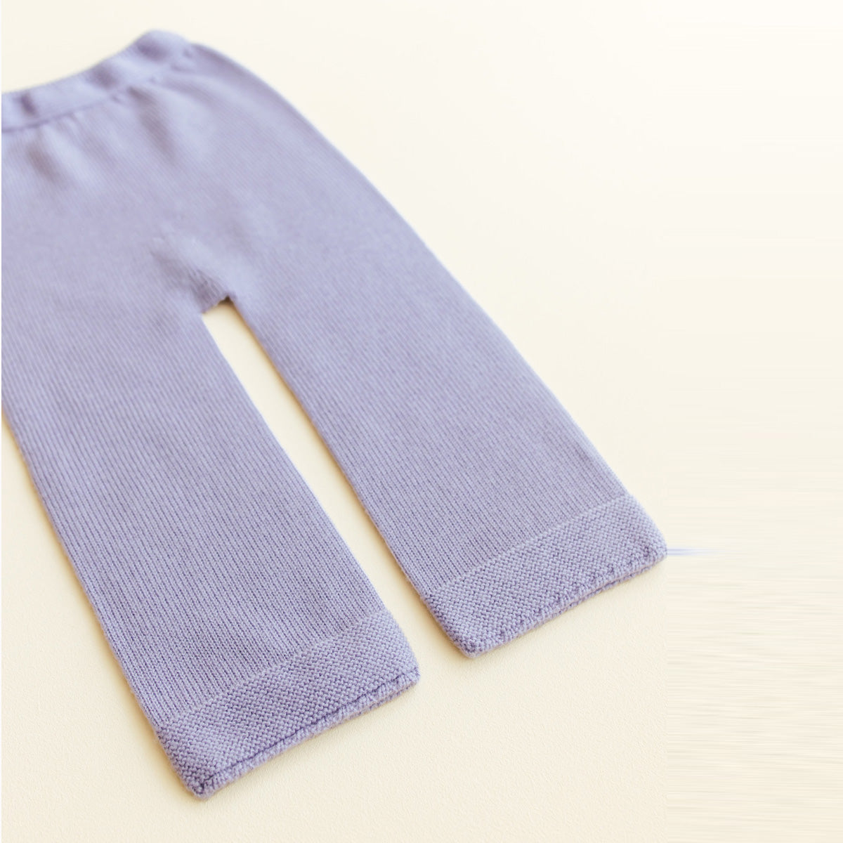 HVID seamless knitted baby pants in extra fine Italian merino wool with a soft elastic waistband and diaper-friendly crotch design in lilac