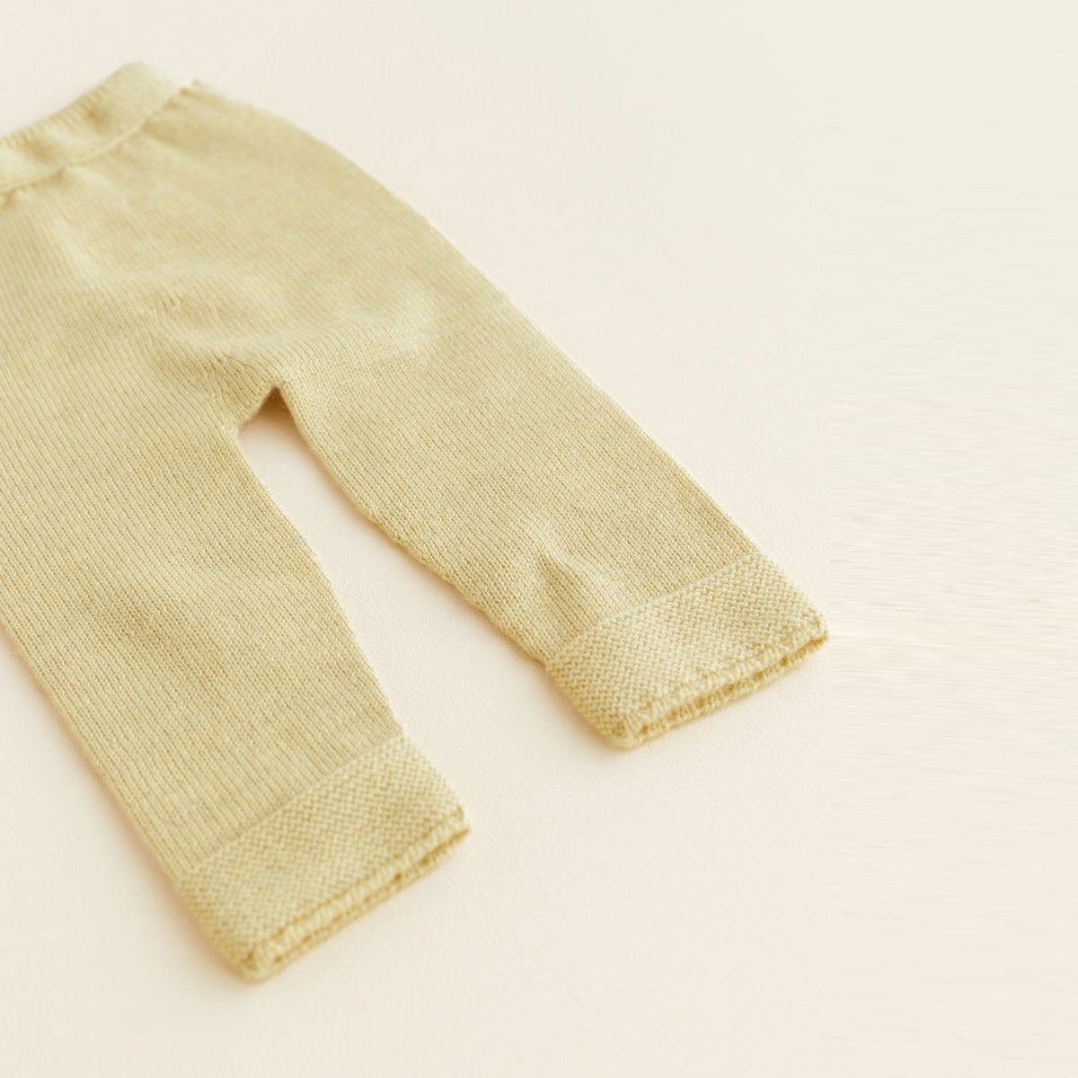 HVID seamless knitted baby pants in extra fine Italian merino wool with a soft elastic waistband and diaper-friendly crotch design in light yellow