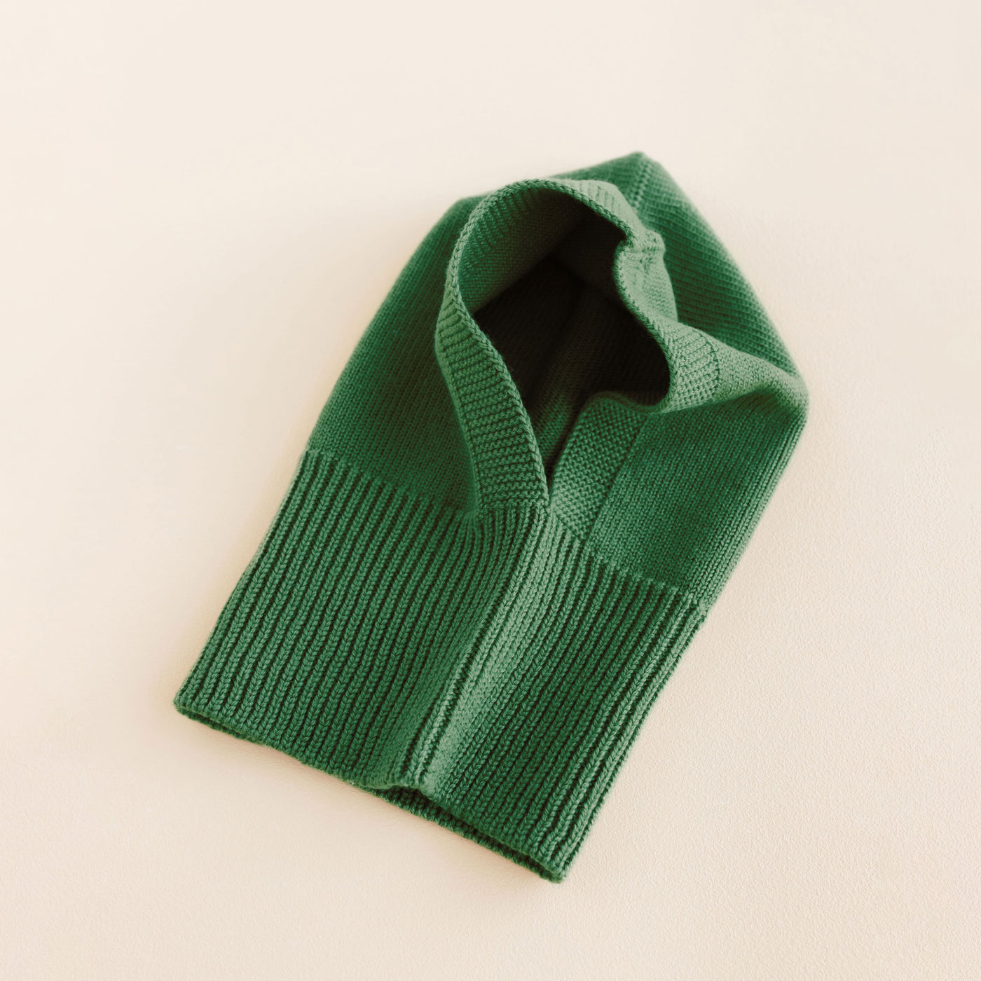 Hvid Balaclava in Grass – soft merino wool kids balaclava with ribbed neck and playful peak, knitted in Belgium to keep little ones warm and comfy.