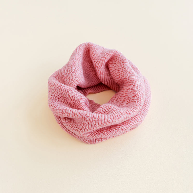 Hvid Tube Scarf Gigi in cotton candy – soft merino wool tube scarf for babies and children, knitted in Belgium to keep little ones warm and comfortable.