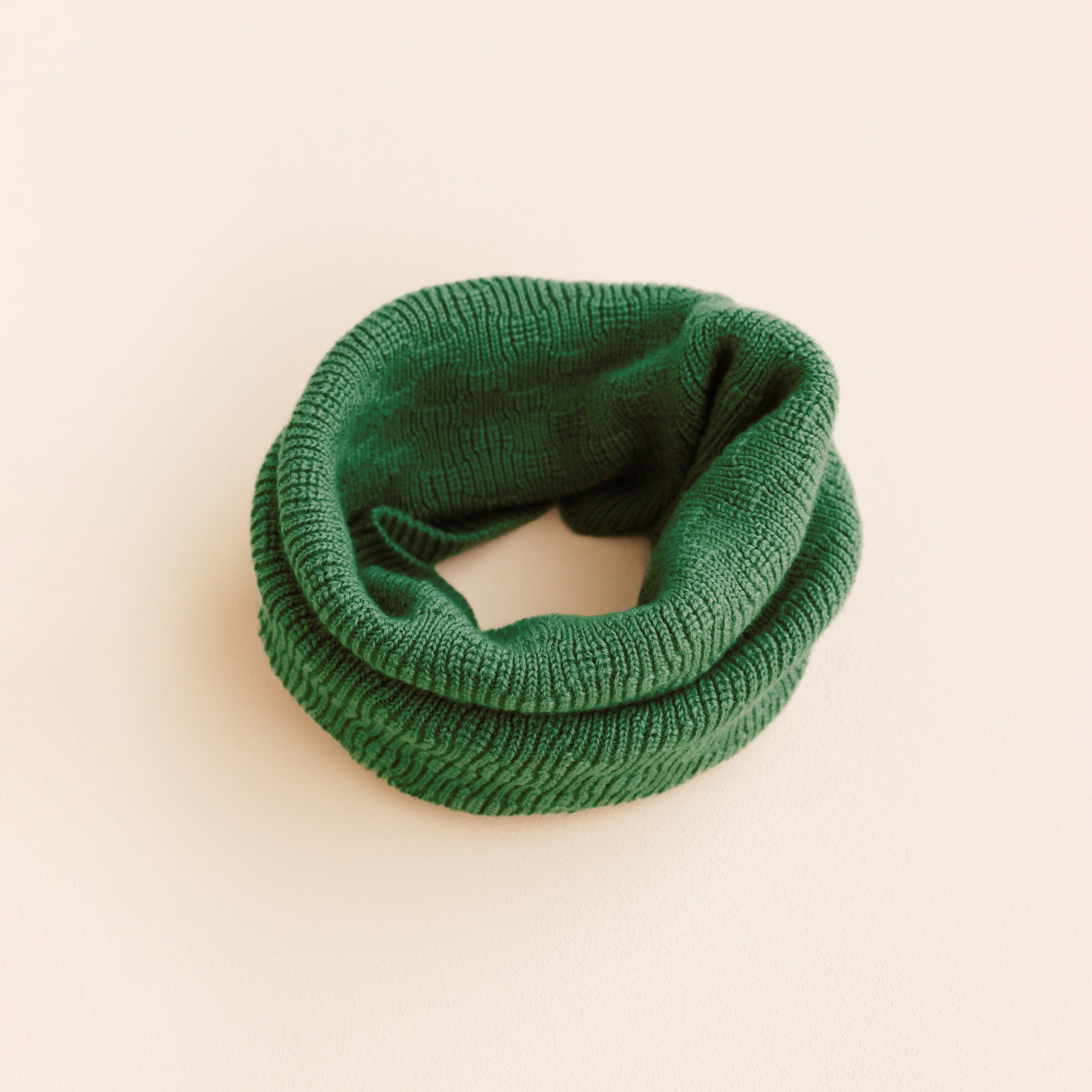 Hvid Tube Scarf Gigi in the color grass – soft merino wool tube scarf for babies and children, knitted in Belgium to keep little ones warm and comfortable.