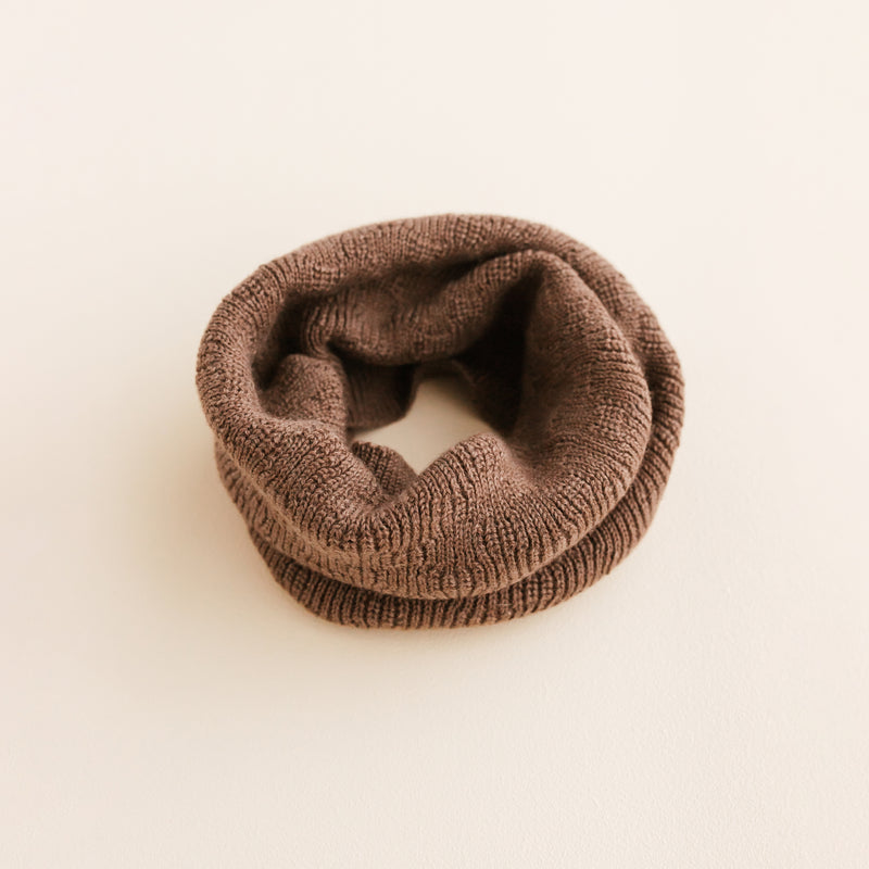 Hvid Tube Scarf Gigi in mocha– soft merino wool tube scarf for babies and children, knitted in Belgium to keep little ones warm and comfortable.