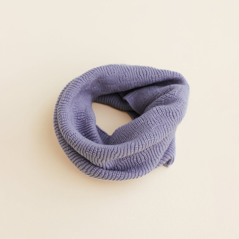 Hvid Tube Scarf Gigi in lilac – soft merino wool tube scarf for babies and children, knitted in Belgium to keep little ones warm and comfortable.