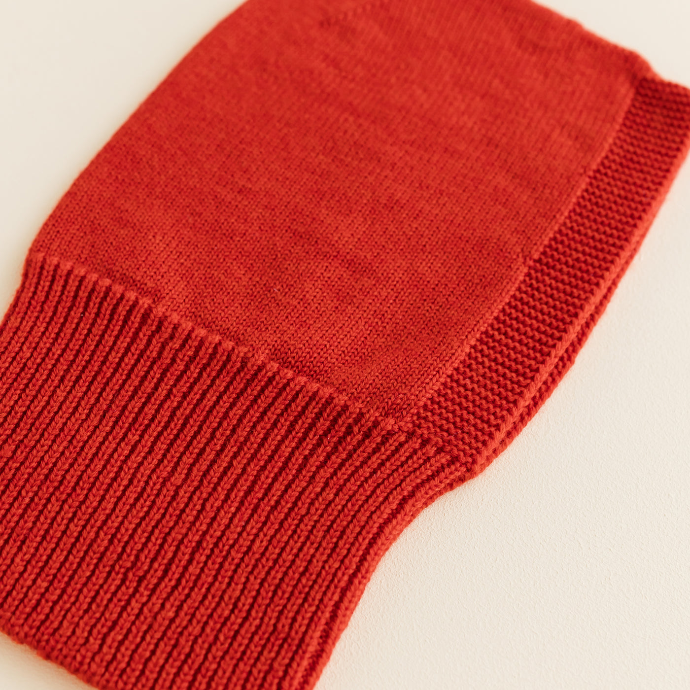 Red seamless merino wool balaclava by Hvid, with ribbed neck and soft texture, made in Belgium.