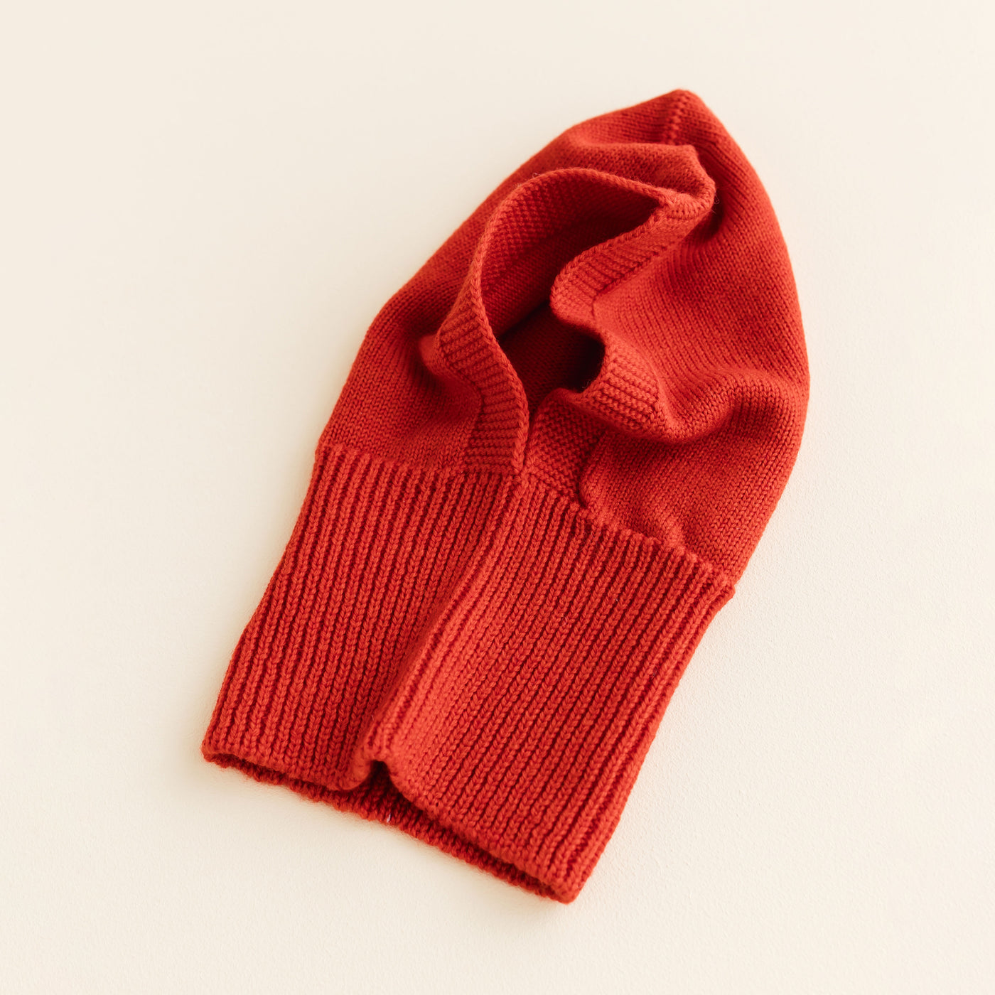 Red seamless merino wool balaclava by Hvid, with ribbed neck and soft texture, made in Belgium.