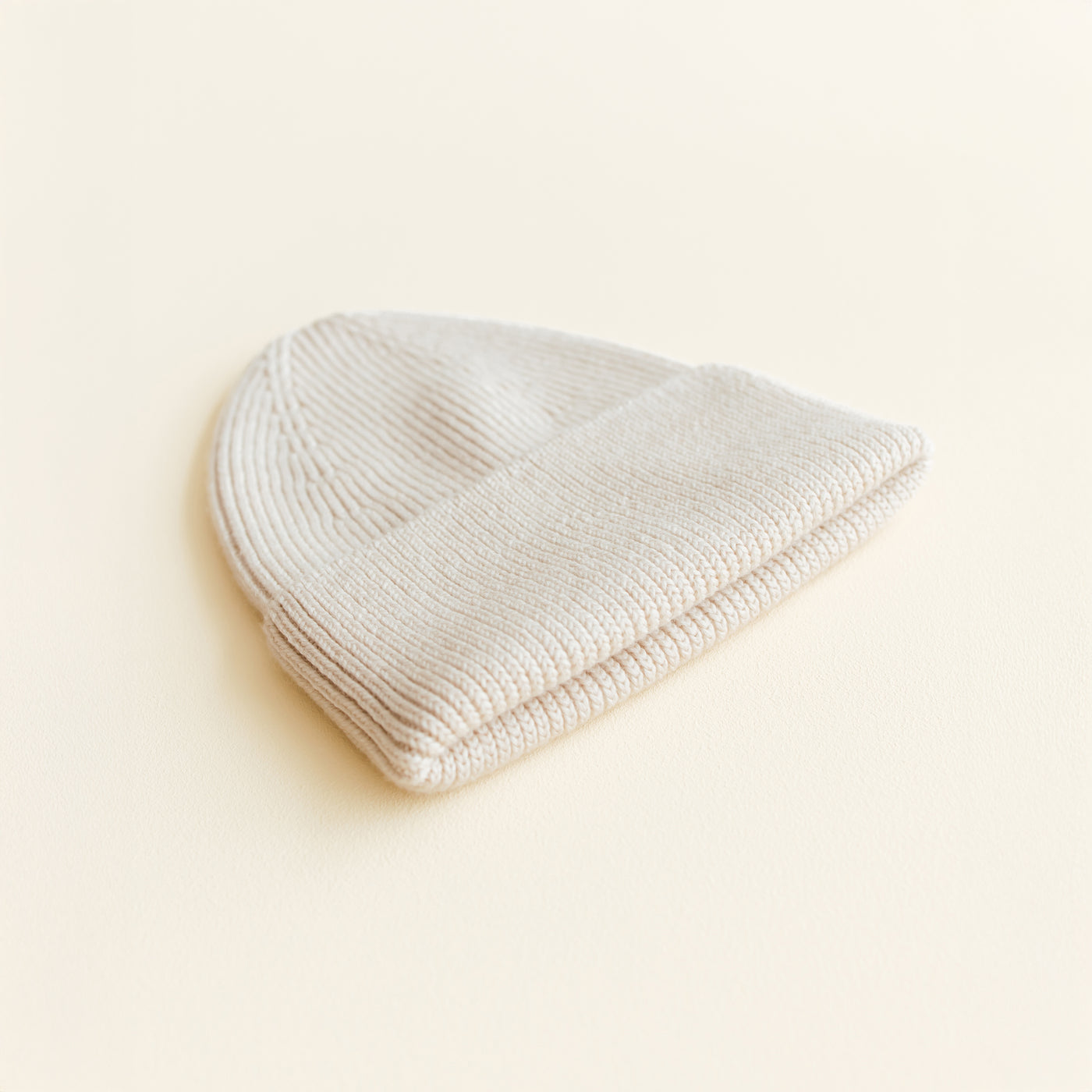 Hvid Beanie Fonzie in Kids cream – soft ribbed merino wool beanie for children, knitted in Belgium for warmth, comfort, and timeless style.