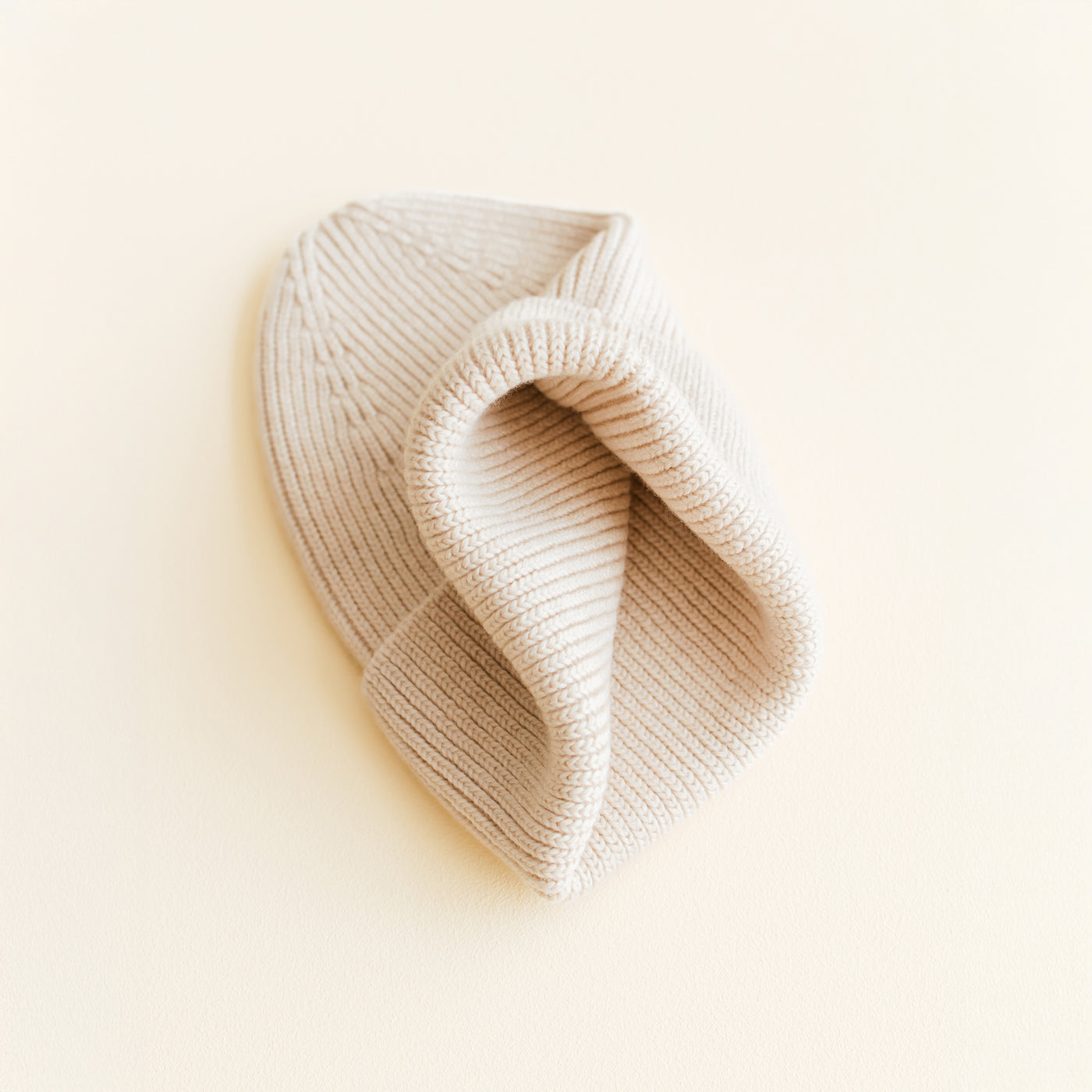 Hvid Beanie Fonzie in Kids cream – soft ribbed merino wool beanie for children, knitted in Belgium for warmth, comfort, and timeless style.