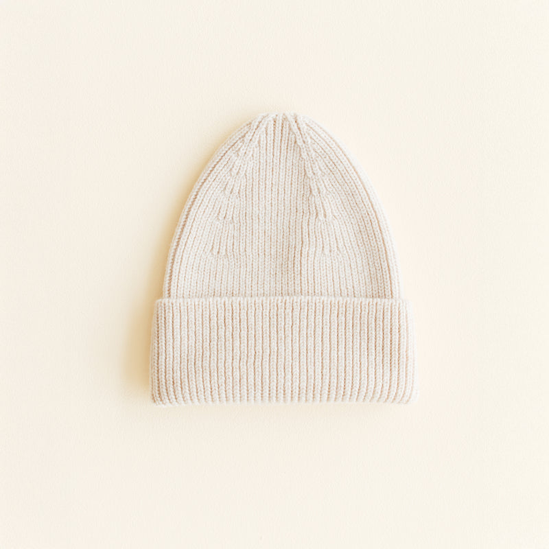 Hvid Beanie Fonzie in Kids cream – soft ribbed merino wool beanie for children, knitted in Belgium for warmth, comfort, and timeless style.