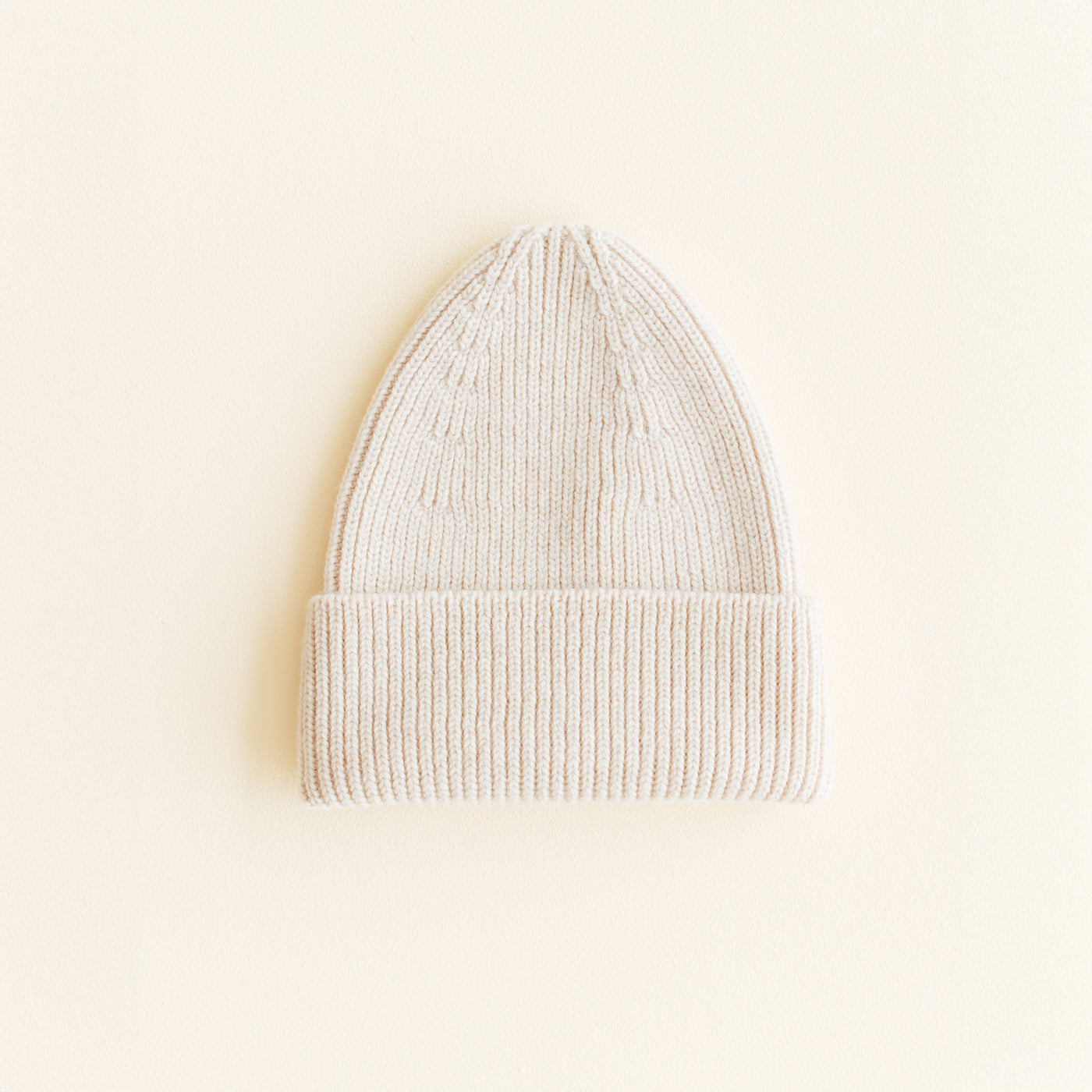 Hvid Beanie Fonzie in Kids cream – soft ribbed merino wool beanie for children, knitted in Belgium for warmth, comfort, and timeless style.