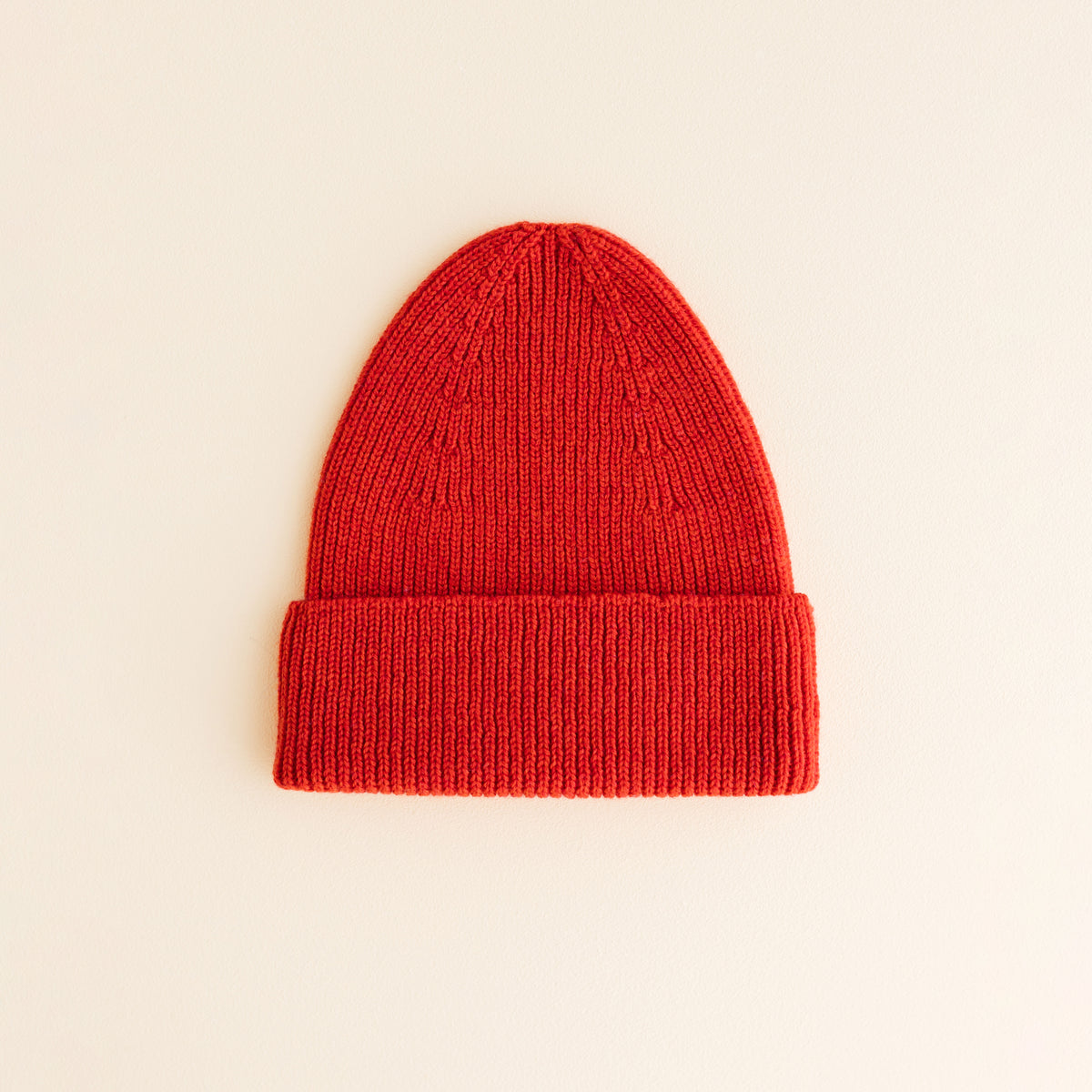 Hvid Beanie Fonzie in Kids Red – soft ribbed merino wool beanie for children, knitted in Belgium for warmth, comfort, and timeless style.