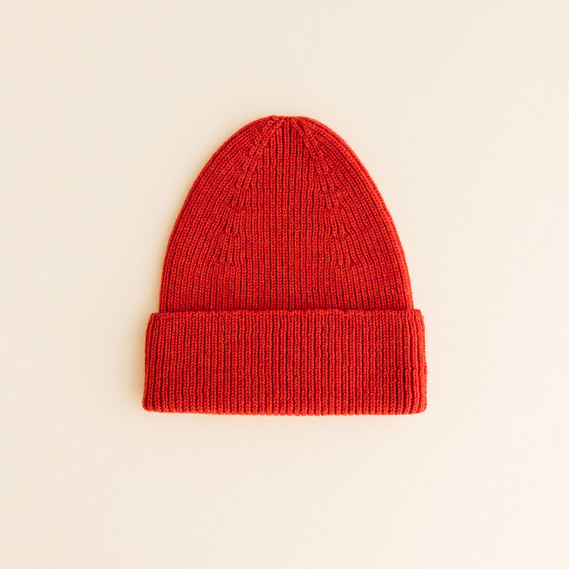 Hvid Beanie Fonzie in Kids Red – soft ribbed merino wool beanie for children, knitted in Belgium for warmth, comfort, and timeless style.