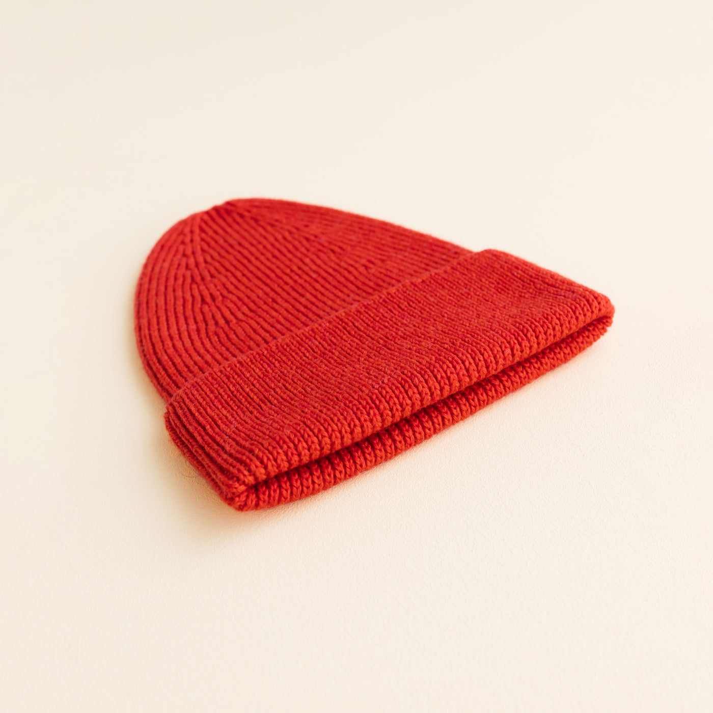 Hvid Beanie Fonzie in Kids Red – soft ribbed merino wool beanie for children, knitted in Belgium for warmth, comfort, and timeless style.