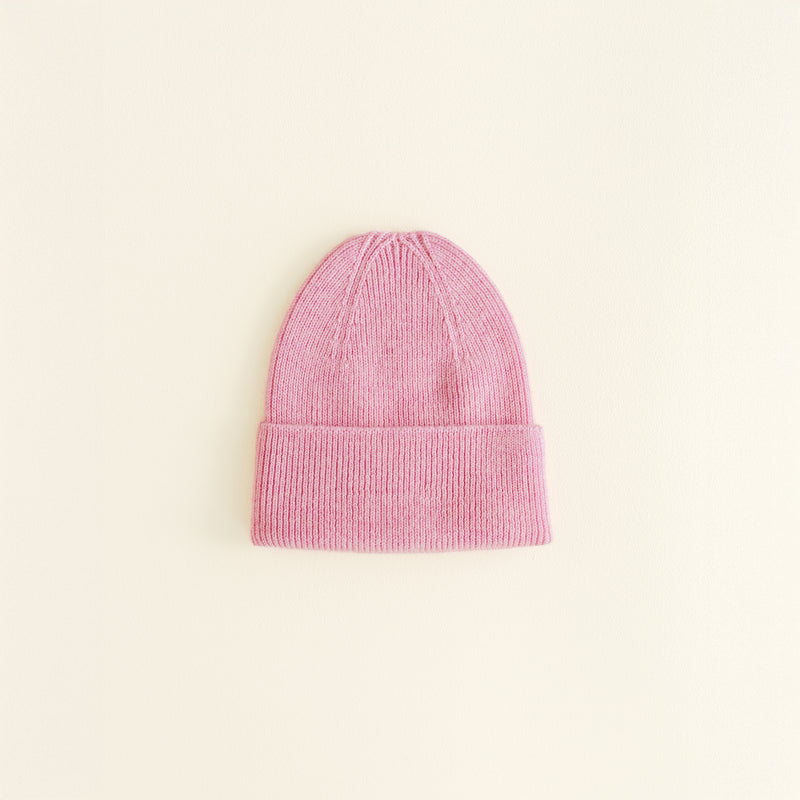 Hvid Beanie Fonzie in Newborn cotton candy – soft ribbed merino wool baby beanie, knitted in Belgium for warmth, comfort, and a perfect newborn fit.