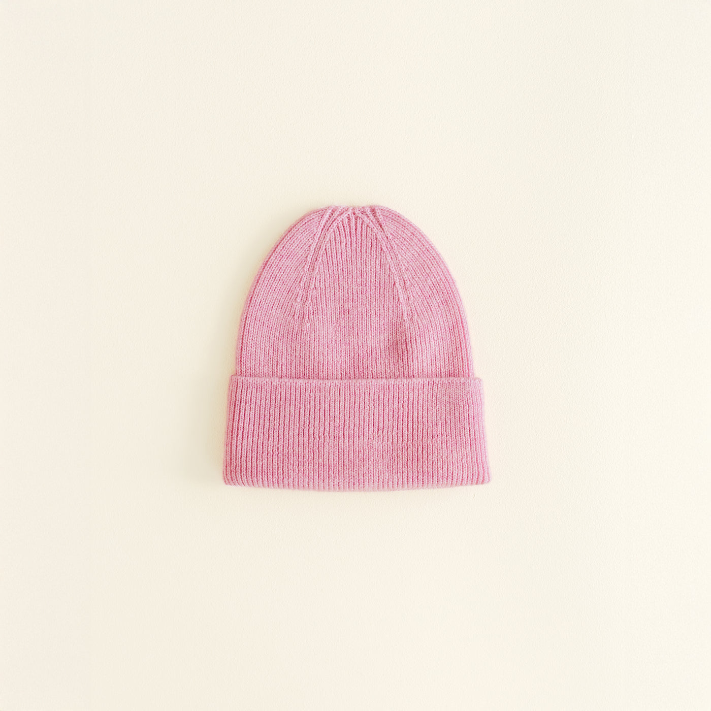 Hvid Beanie Fonzie in Newborn cotton candy – soft ribbed merino wool baby beanie, knitted in Belgium for warmth, comfort, and a perfect newborn fit.