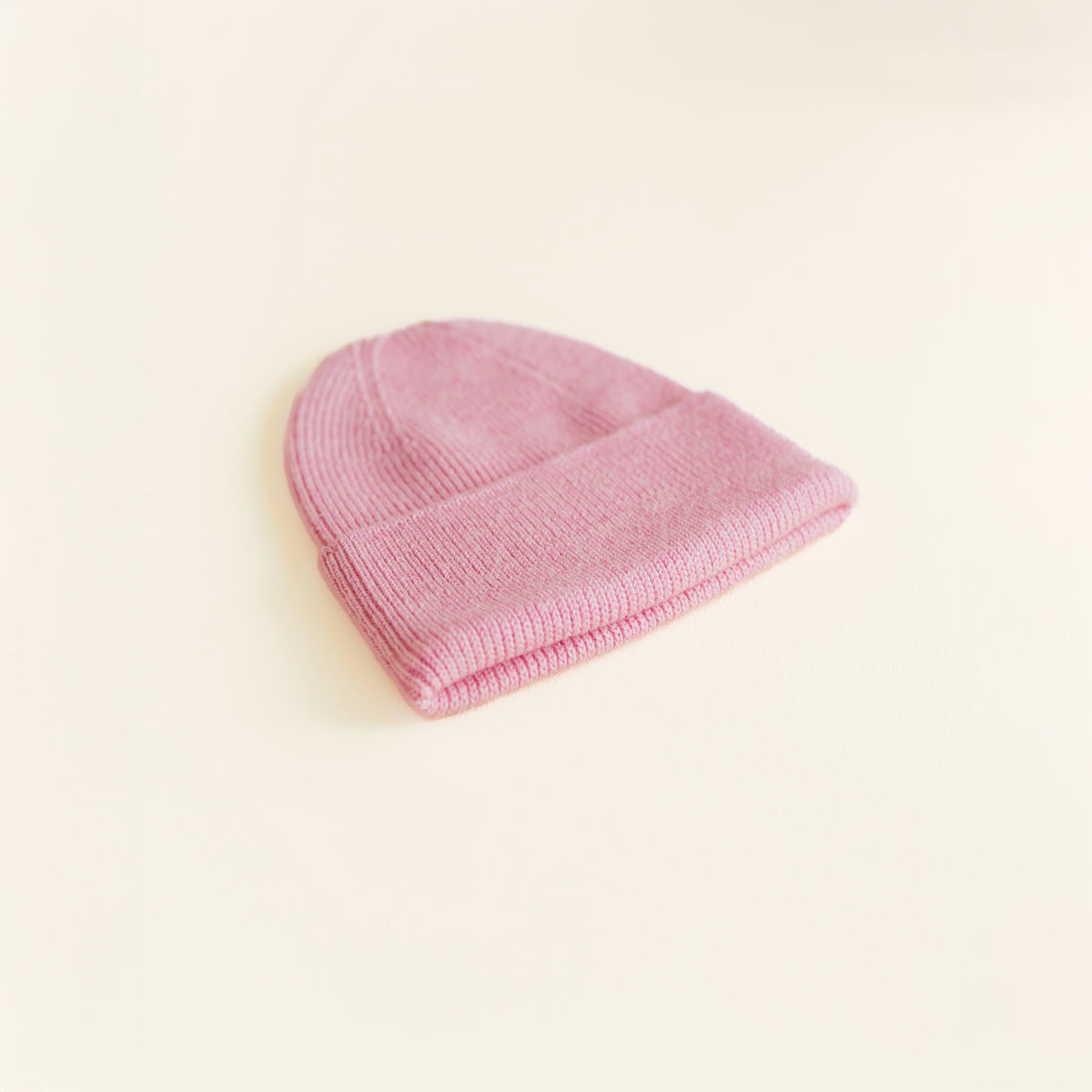 Hvid Beanie Fonzie in Newborn cotton candy – soft ribbed merino wool baby beanie, knitted in Belgium for warmth, comfort, and a perfect newborn fit.
