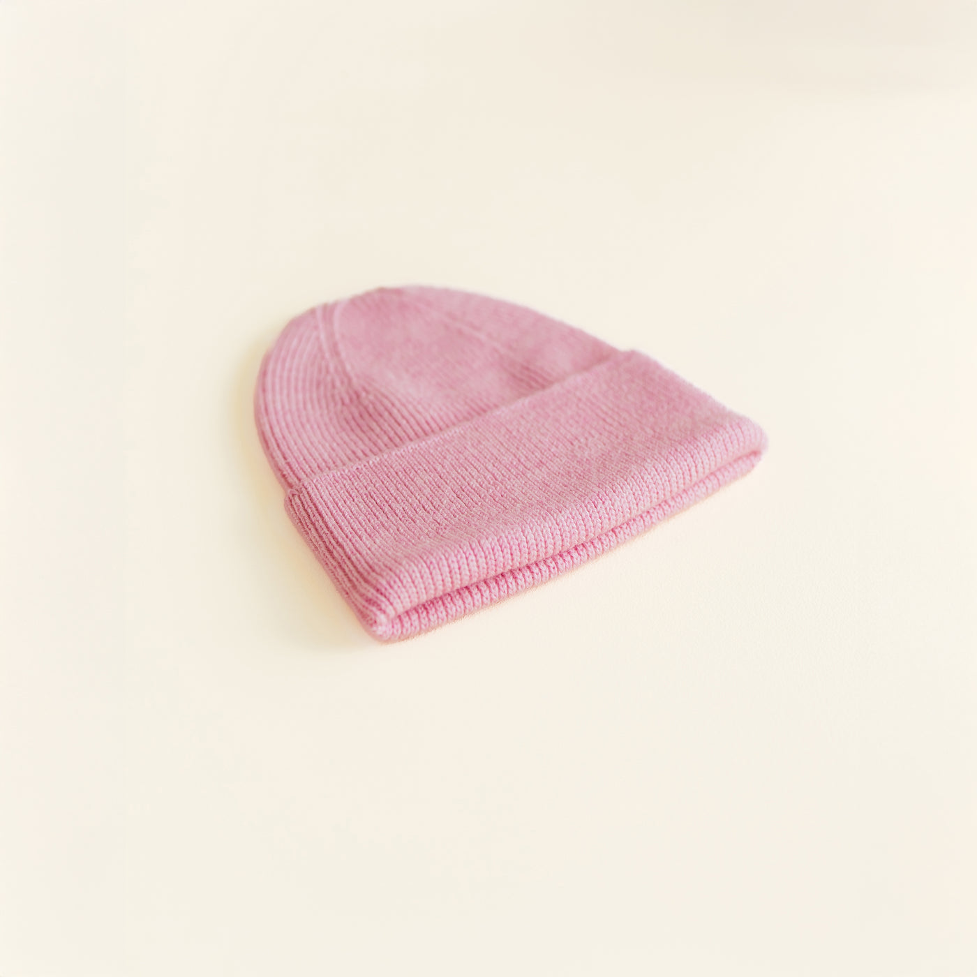Hvid Beanie Fonzie in Newborn cotton candy – soft ribbed merino wool baby beanie, knitted in Belgium for warmth, comfort, and a perfect newborn fit.