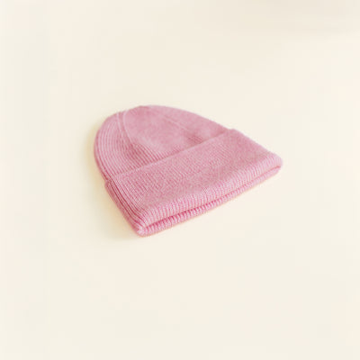 Hvid Beanie Fonzie in Newborn cotton candy – soft ribbed merino wool baby beanie, knitted in Belgium for warmth, comfort, and a perfect newborn fit.