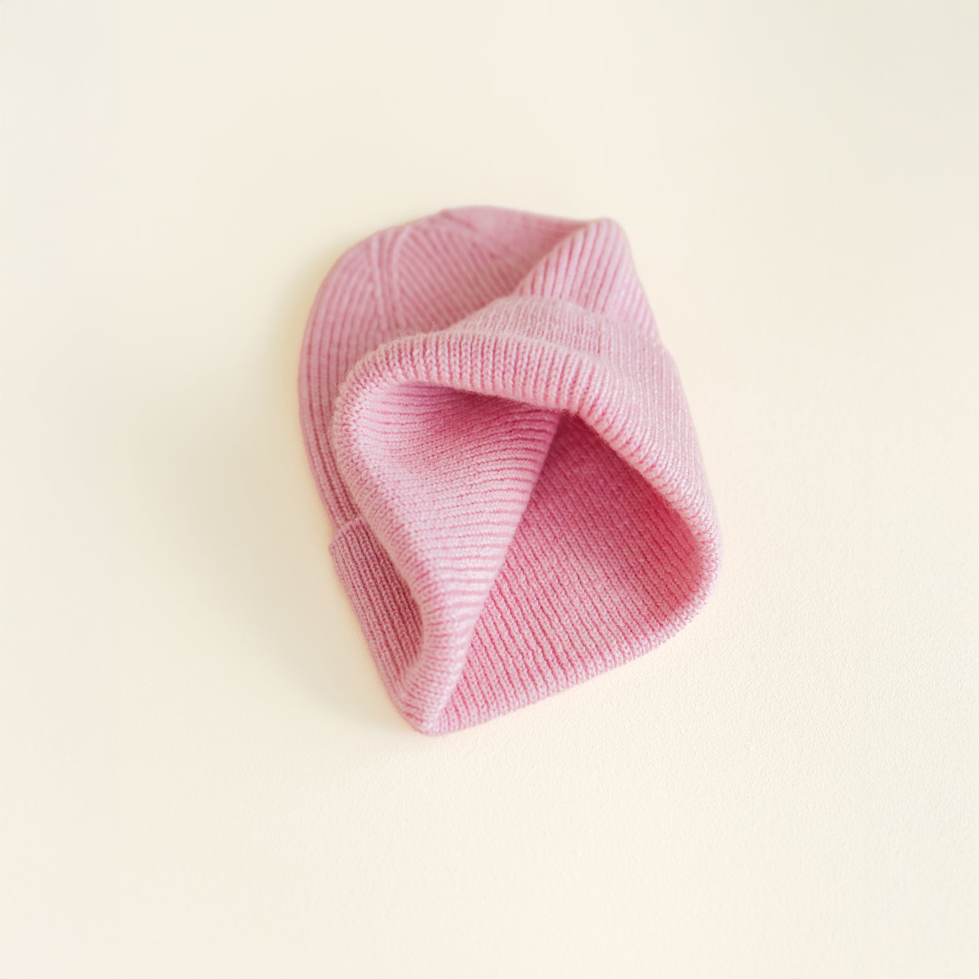 Hvid Beanie Fonzie in Newborn cotton candy – soft ribbed merino wool baby beanie, knitted in Belgium for warmth, comfort, and a perfect newborn fit.