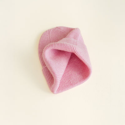 Hvid Beanie Fonzie in Newborn cotton candy – soft ribbed merino wool baby beanie, knitted in Belgium for warmth, comfort, and a perfect newborn fit.