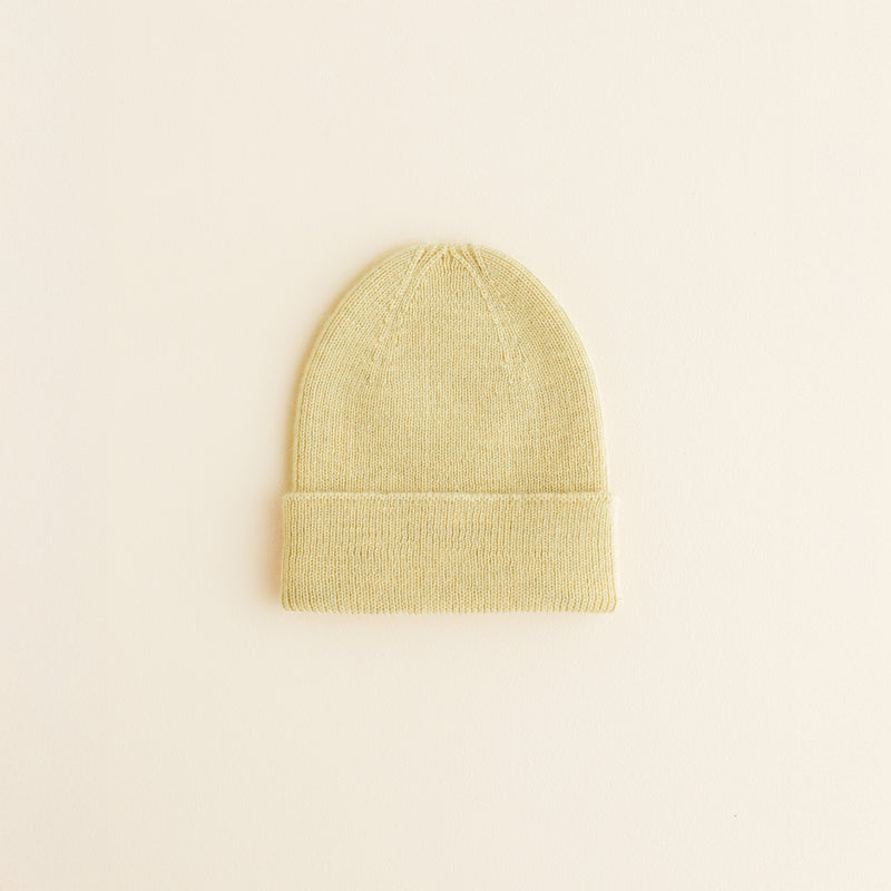 Hvid Beanie Fonzie in Newborn Light Yellow – soft ribbed merino wool baby beanie, knitted in Belgium for warmth, comfort, and a perfect newborn fit.