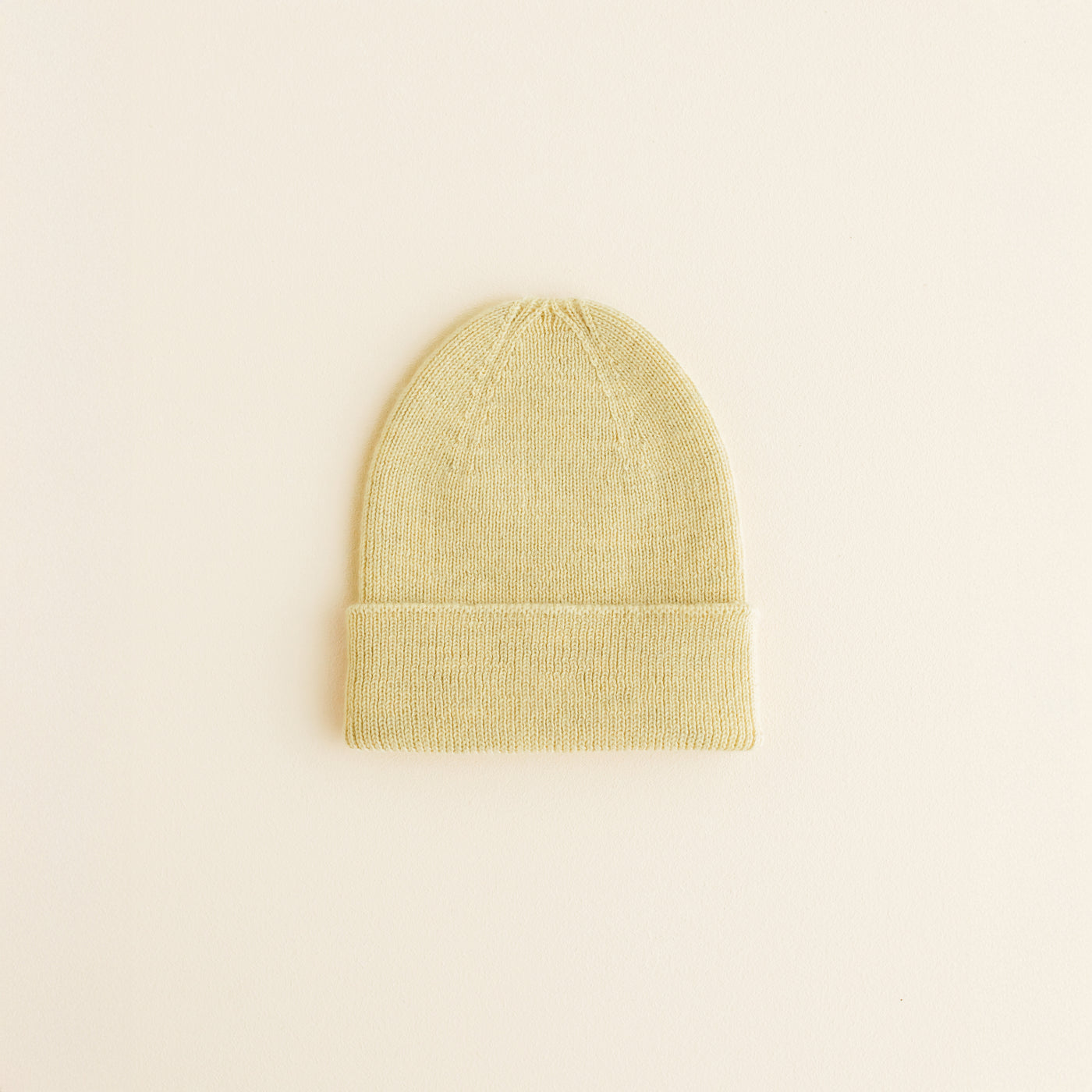 Hvid Beanie Fonzie in Newborn Light Yellow – soft ribbed merino wool baby beanie, knitted in Belgium for warmth, comfort, and a perfect newborn fit.