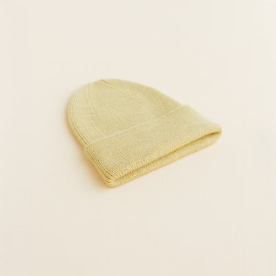 Hvid Beanie Fonzie in Newborn Light Yellow – soft ribbed merino wool baby beanie, knitted in Belgium for warmth, comfort, and a perfect newborn fit.