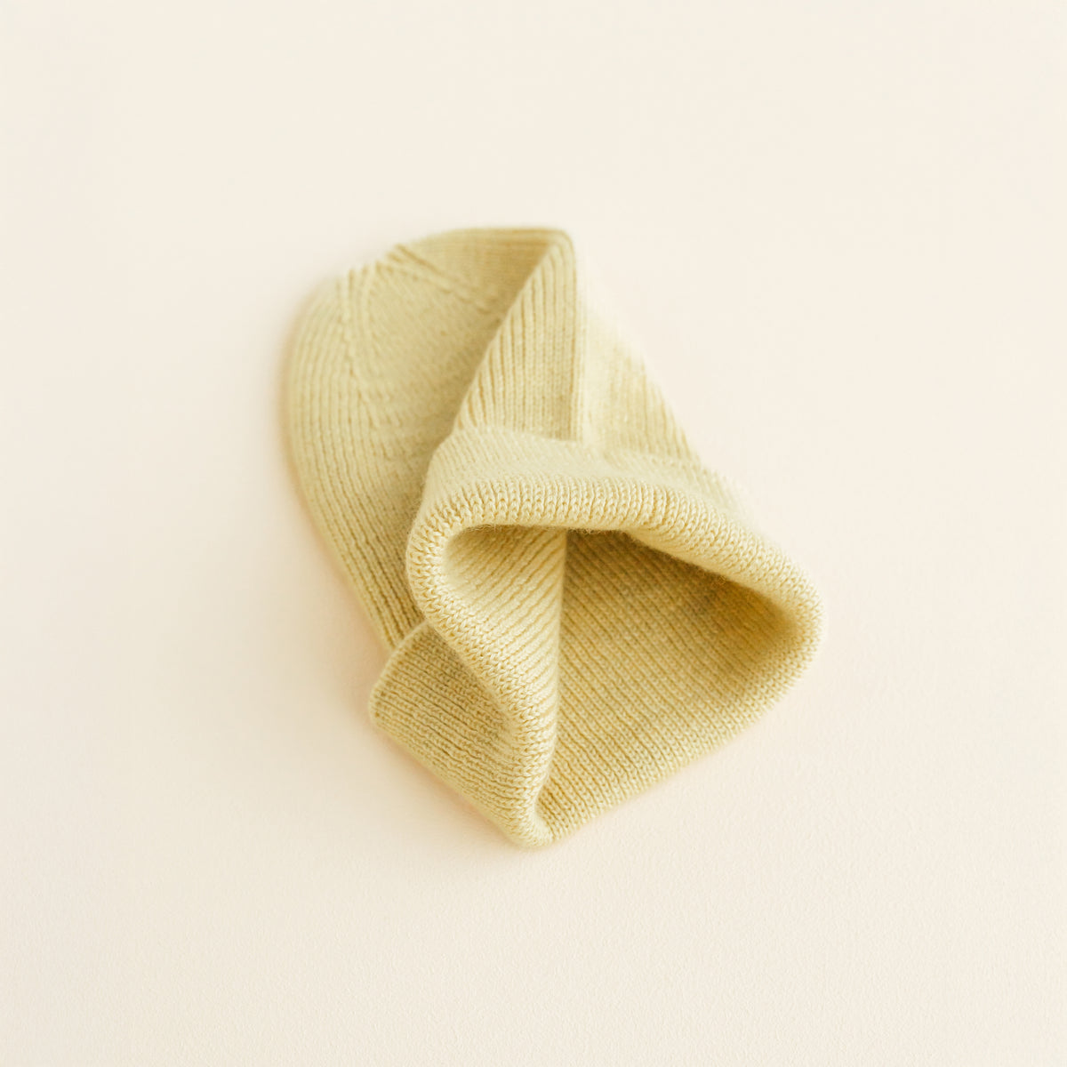Hvid Beanie Fonzie in Newborn Light Yellow – soft ribbed merino wool baby beanie, knitted in Belgium for warmth, comfort, and a perfect newborn fit.