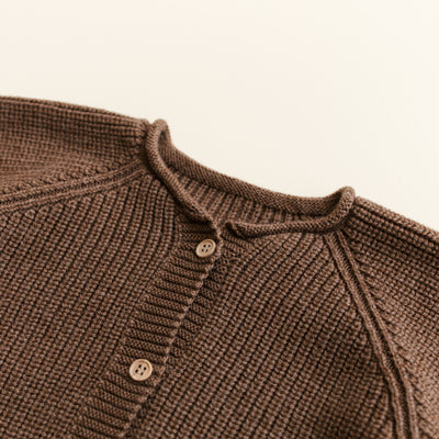 Hvid Cardigan Inga in Mocha – soft merino wool baby cardigan with wooden buttons, seamlessly knitted in Belgium for warmth and comfort.