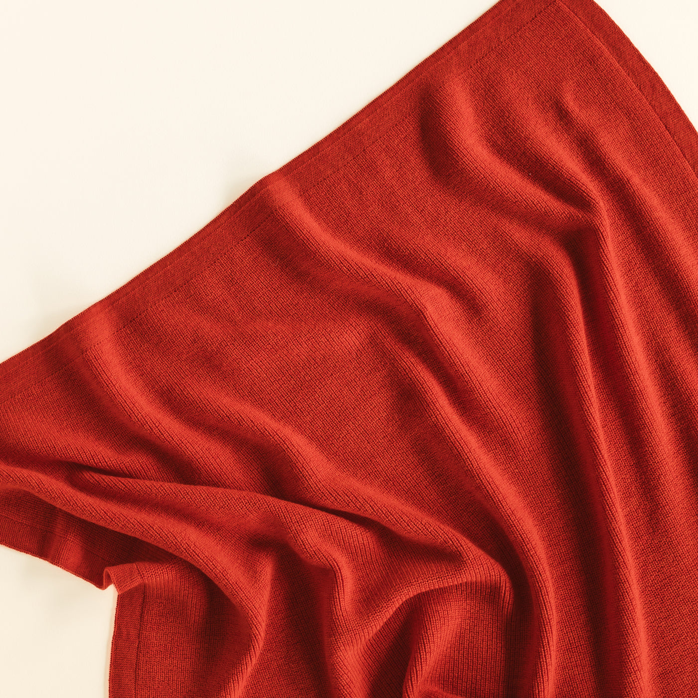 Hvid Felix Blanket in red – soft rib-knit merino wool baby blanket made in Belgium.