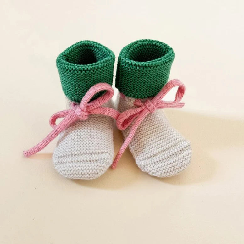 Hvid knit baby booties in cream grass – soft merino wool booties with perfect fit and laces, handmade in Belgium