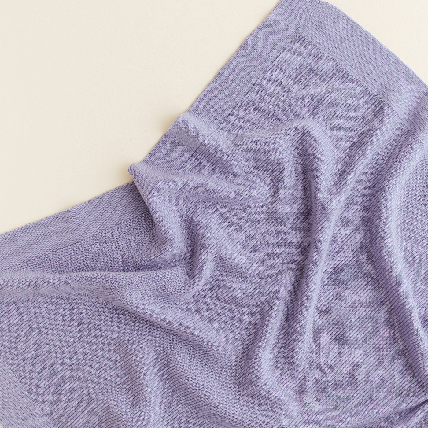 Close-up of Hvid's merino wool baby blanket in lilac (model Gustav), made from 100% extra fine Italian merino wool, ideal for newborns and babies with sensitive skin
