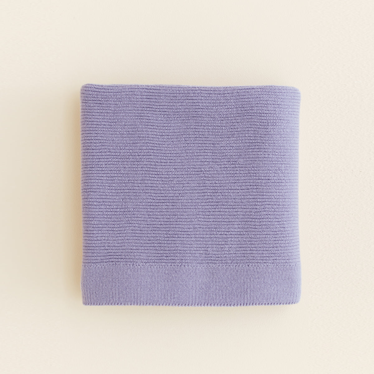 Close-up of Hvid's merino wool baby blanket in lilac (model Gustav), made from 100% extra fine Italian merino wool, ideal for newborns and babies with sensitive skin