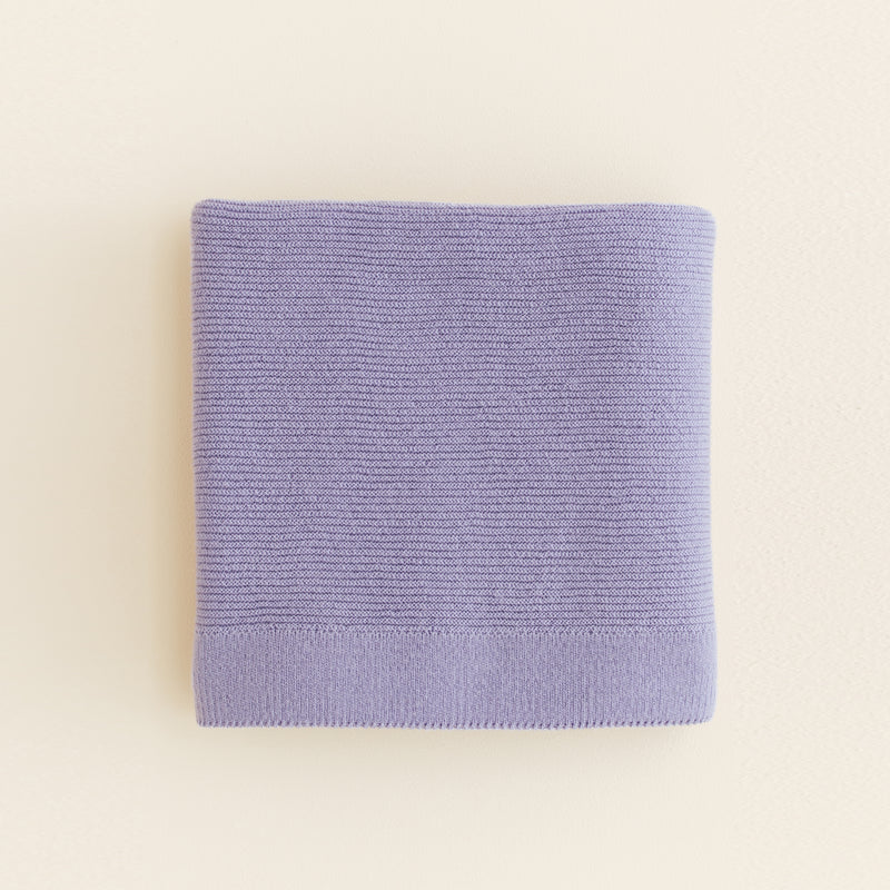 Close-up of Hvid's merino wool baby blanket in lilac (model Gustav), made from 100% extra fine Italian merino wool, ideal for newborns and babies with sensitive skin