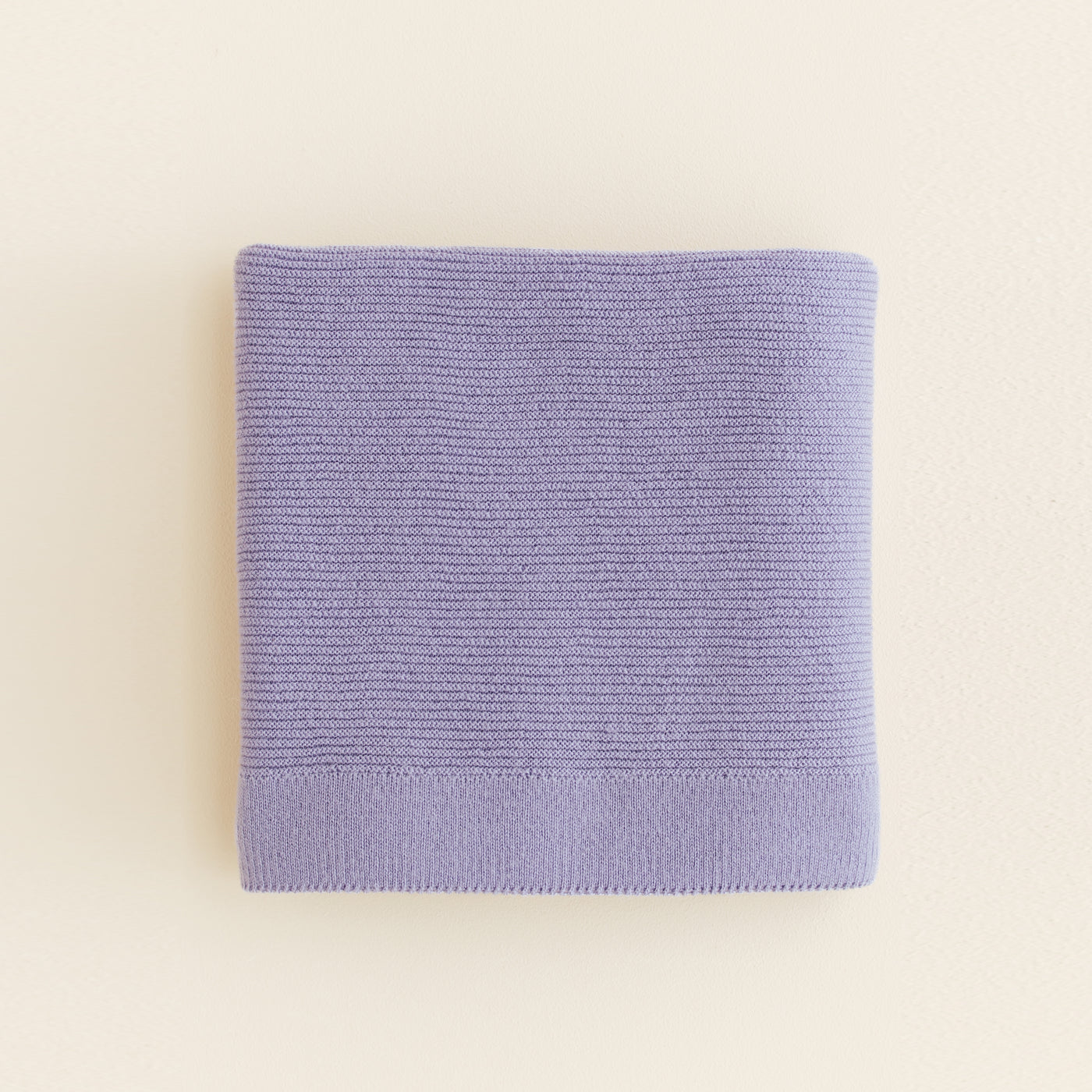 Close-up of Hvid's merino wool baby blanket in lilac (model Gustav), made from 100% extra fine Italian merino wool, ideal for newborns and babies with sensitive skin