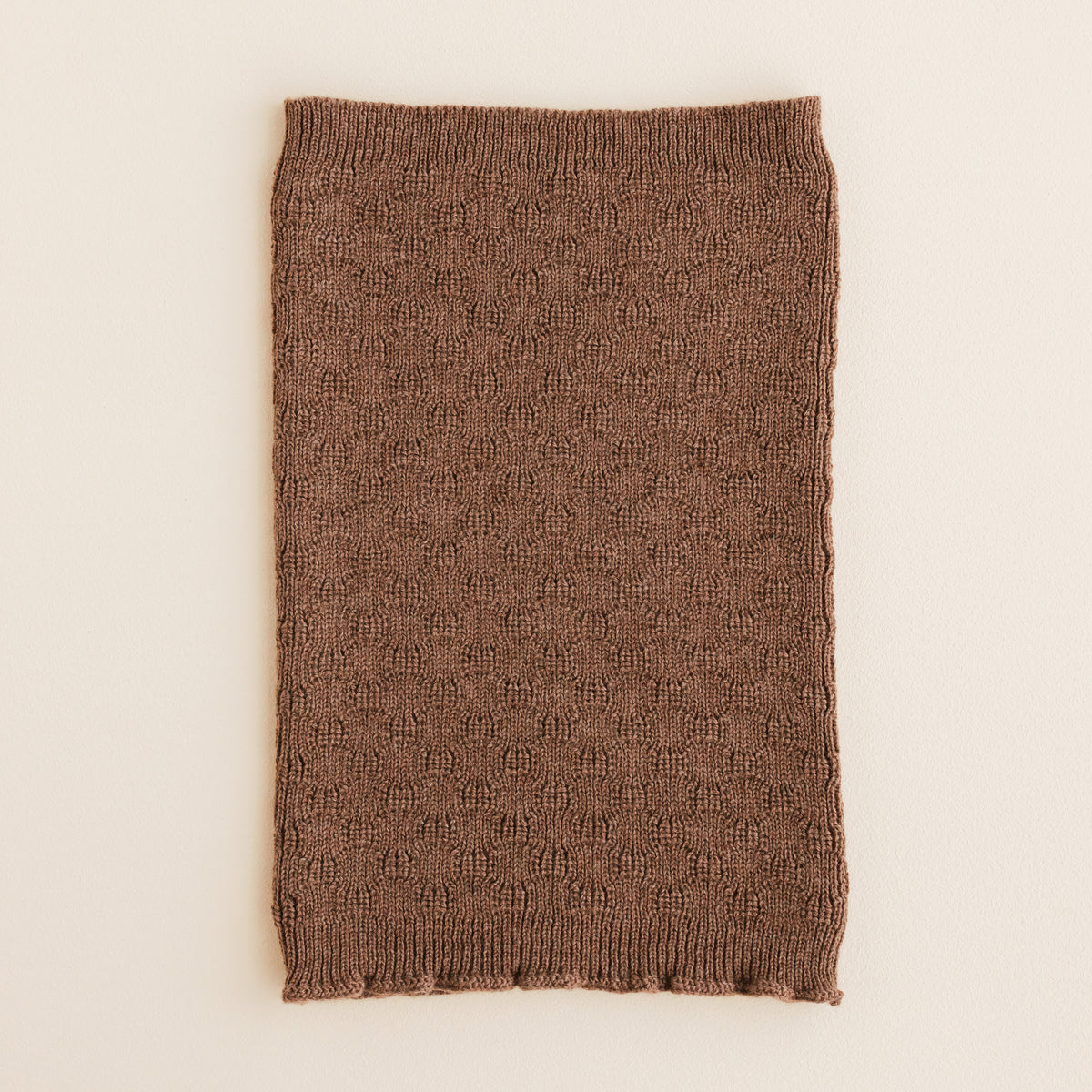 Hvid Tube Scarf Gigi in mocha – soft merino wool tube scarf for babies and children, knitted in Belgium to keep little ones warm and comfortable.