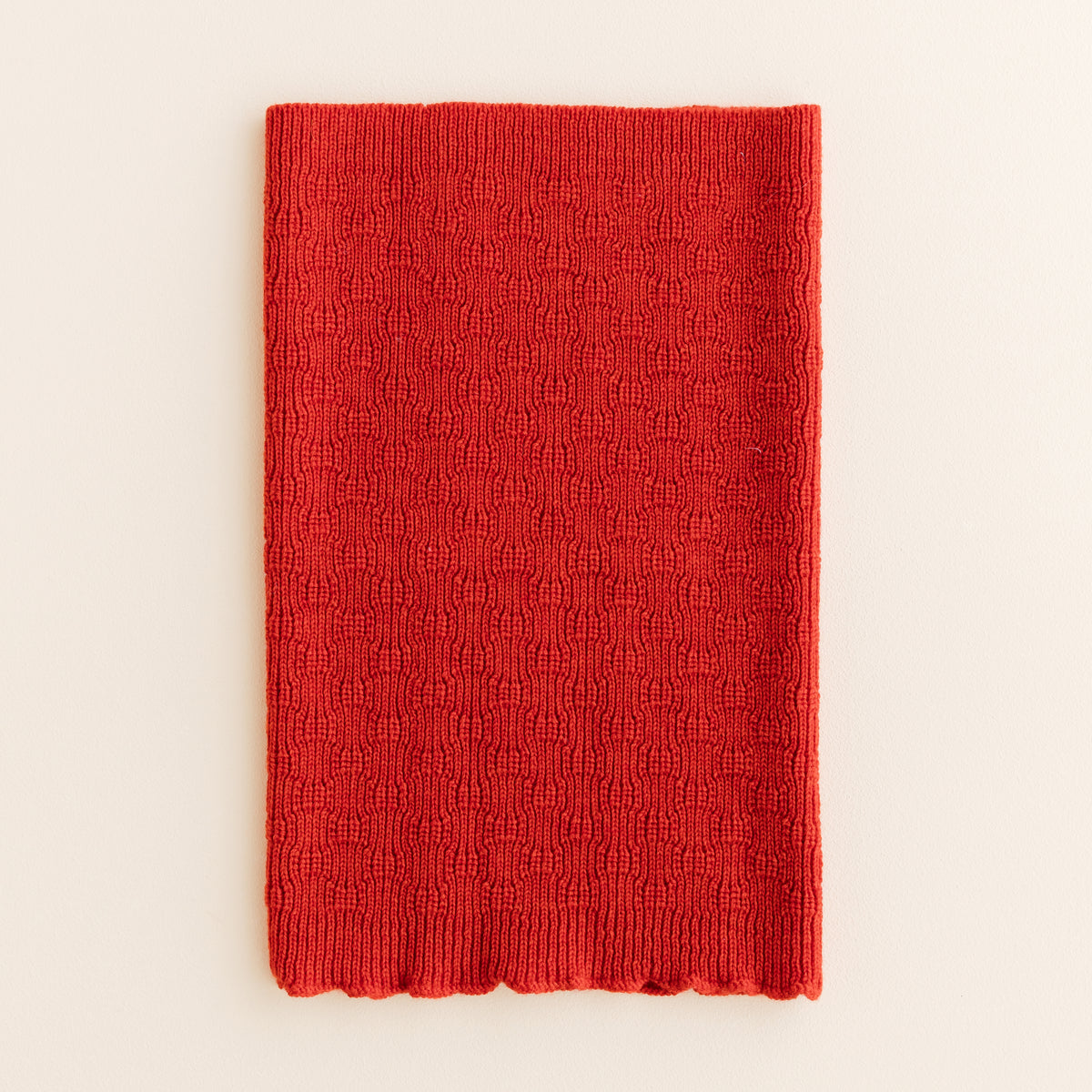 Hvid Tube Scarf Gigi red – soft merino wool tube scarf for babies and children, knitted in Belgium to keep little ones warm and comfortable.