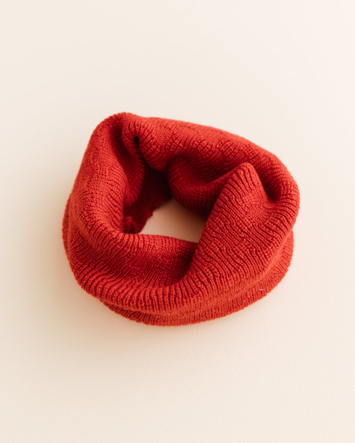 Hvid Tube Scarf Gigi red – soft merino wool tube scarf for babies and children, knitted in Belgium to keep little ones warm and comfortable.
