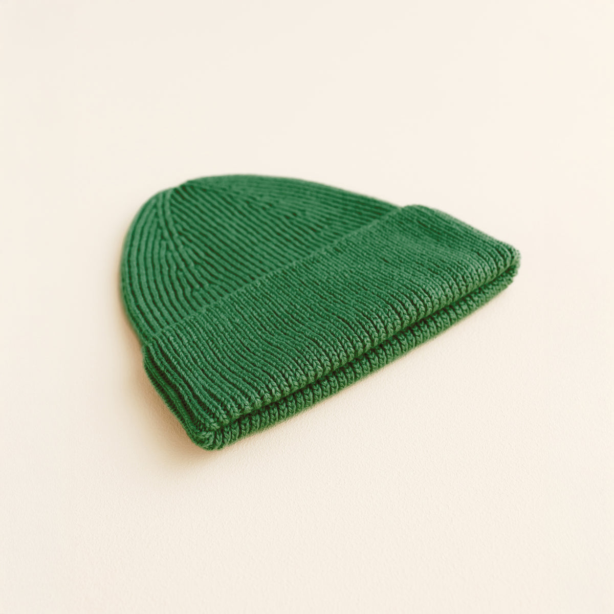 Hvid Beanie Fonzie in Kids Grass – soft ribbed merino wool beanie for children, knitted in Belgium for warmth, comfort, and timeless style