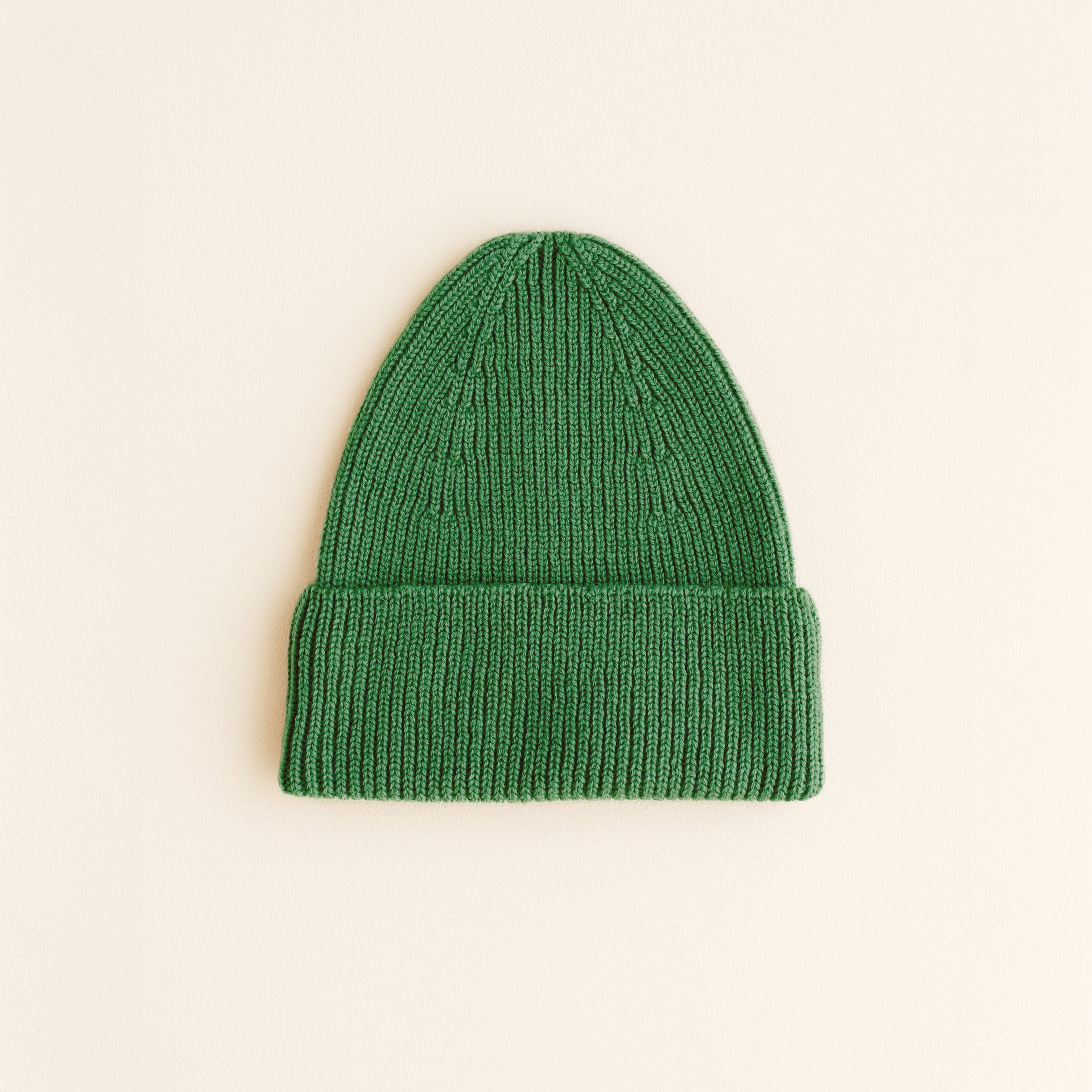 Hvid Beanie Fonzie in Kids Grass – soft ribbed merino wool beanie for children, knitted in Belgium for warmth, comfort, and timeless style