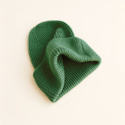 Hvid Beanie Fonzie in Kids Grass – soft ribbed merino wool beanie for children, knitted in Belgium for warmth, comfort, and timeless style