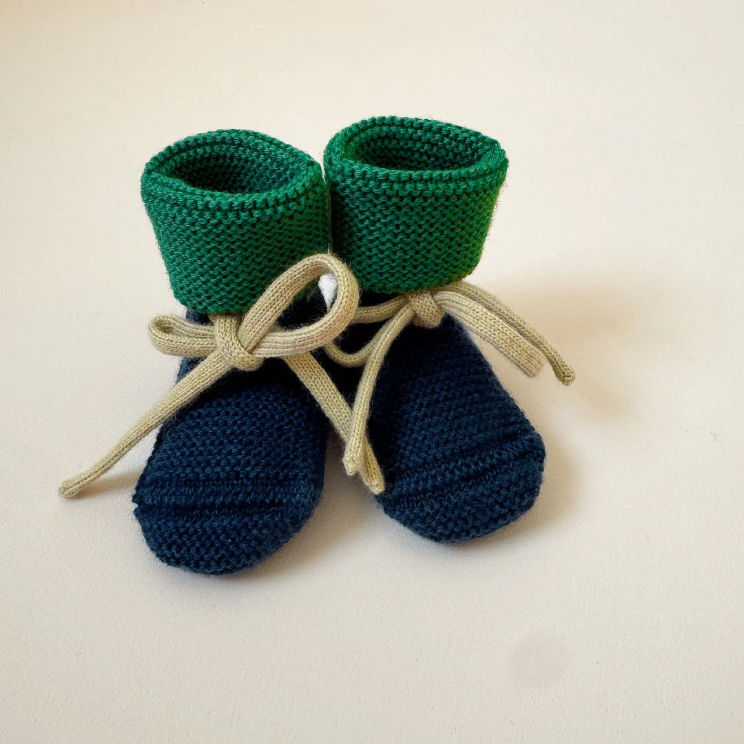 Hvid knit baby booties in color block blue grass – soft merino wool booties with perfect fit and laces, handmade in Belgium