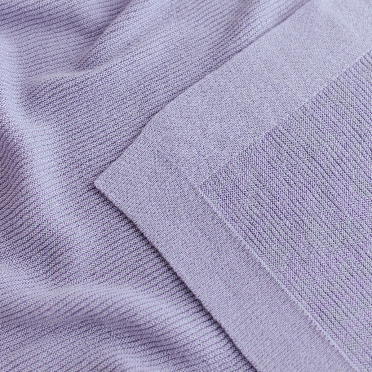 Close-up of Hvid's merino wool baby blanket in lilac (model Gustav), made from 100% extra fine Italian merino wool, ideal for newborns and babies with sensitive skin