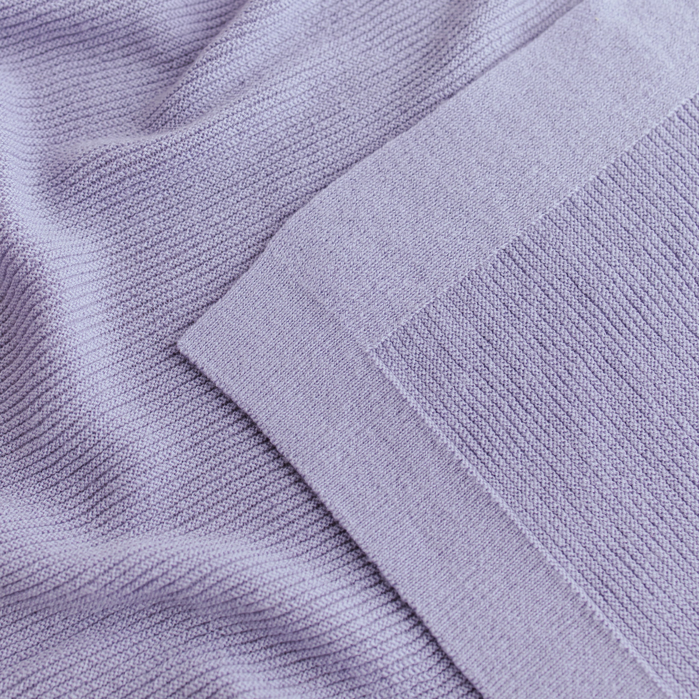Close-up of Hvid's merino wool baby blanket in lilac (model Gustav), made from 100% extra fine Italian merino wool, ideal for newborns and babies with sensitive skin